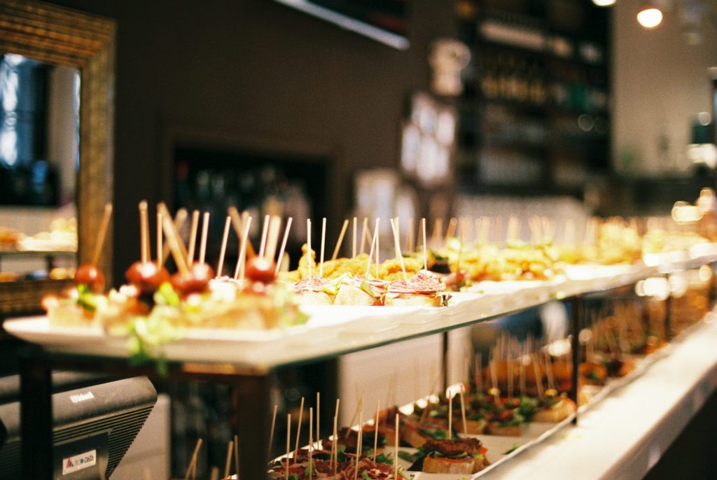 Una línea de buffet con una variedad de aperitivos